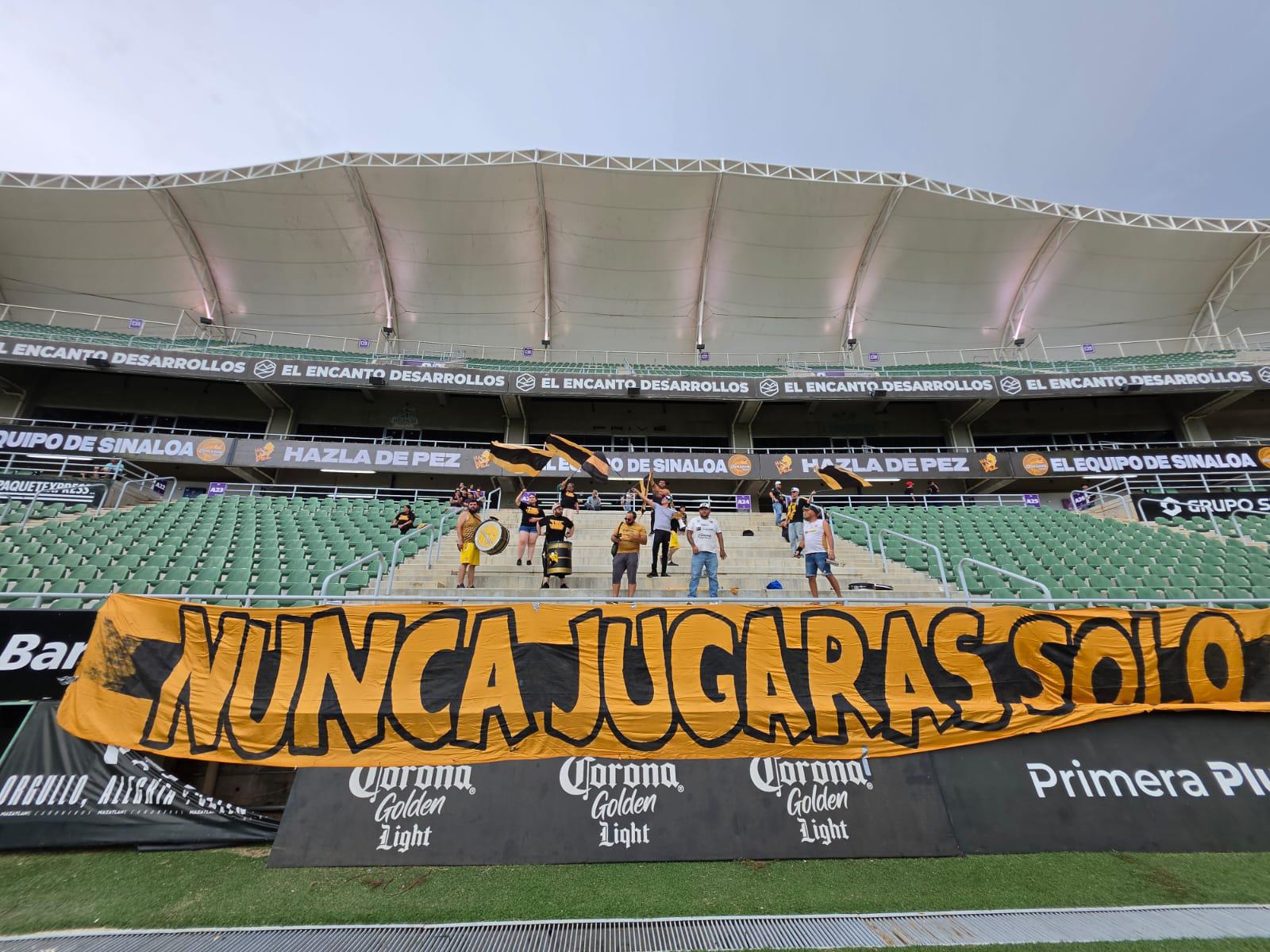 La porra y algunos aficionados acudieron al estadio.