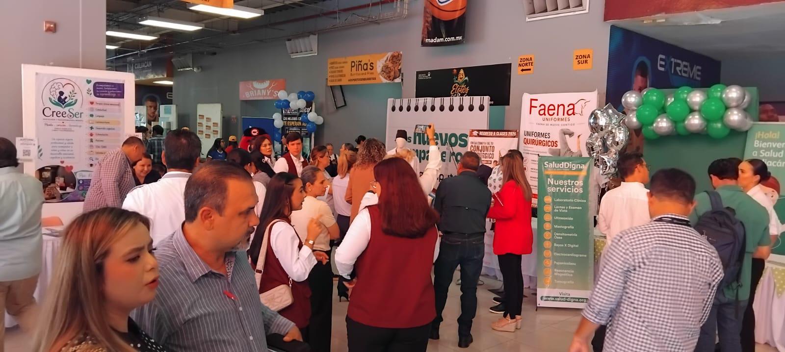 La feria reúne a proveedores del giro escolar, quienes ofrecen útiles escolares, uniformes, mochilas y otros artículos necesarios para el regreso a clases.