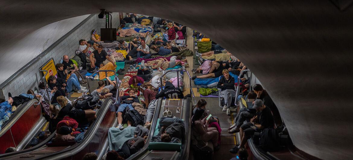 Familias se refugian en una estación de metro de Kiev durante un bombardeo nocturno sobre la capital ucraniana.