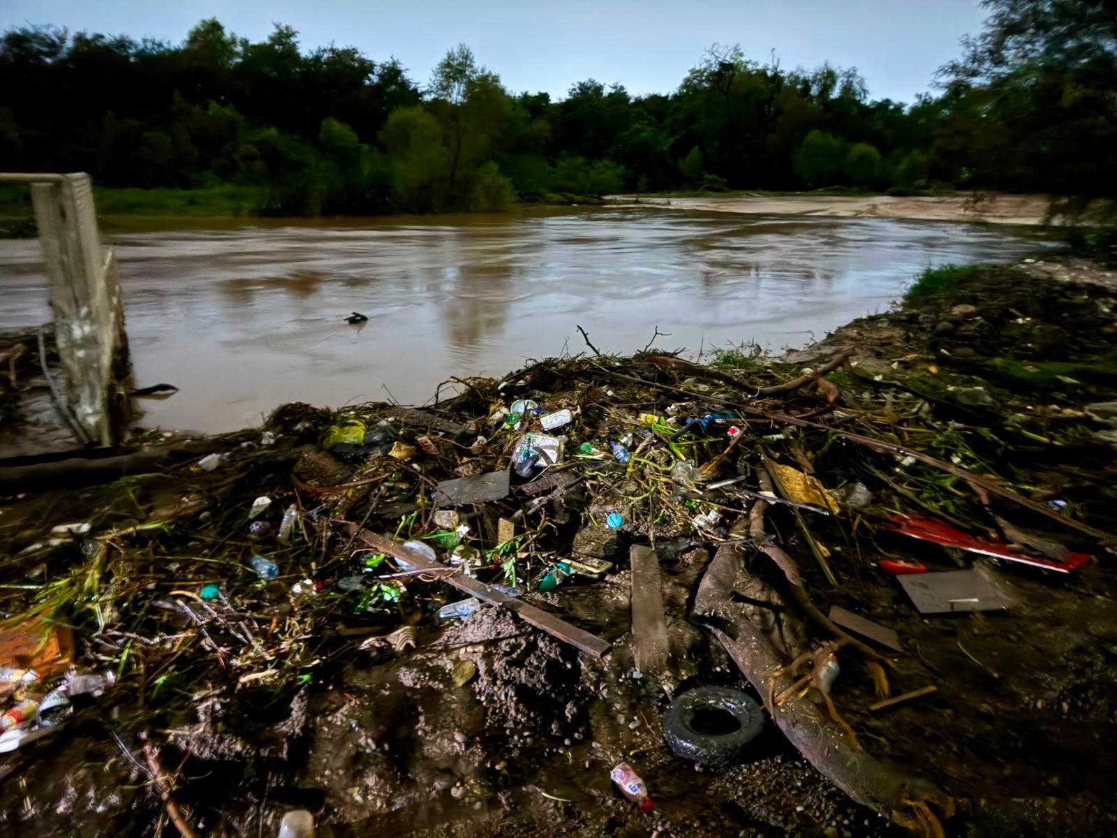 Las precipitaciones provocaron un arrastre extraordinario de material hacia la obra de captación, por lo que fue necesario realizar trabajos durante toda la noche para limpiar la zona.